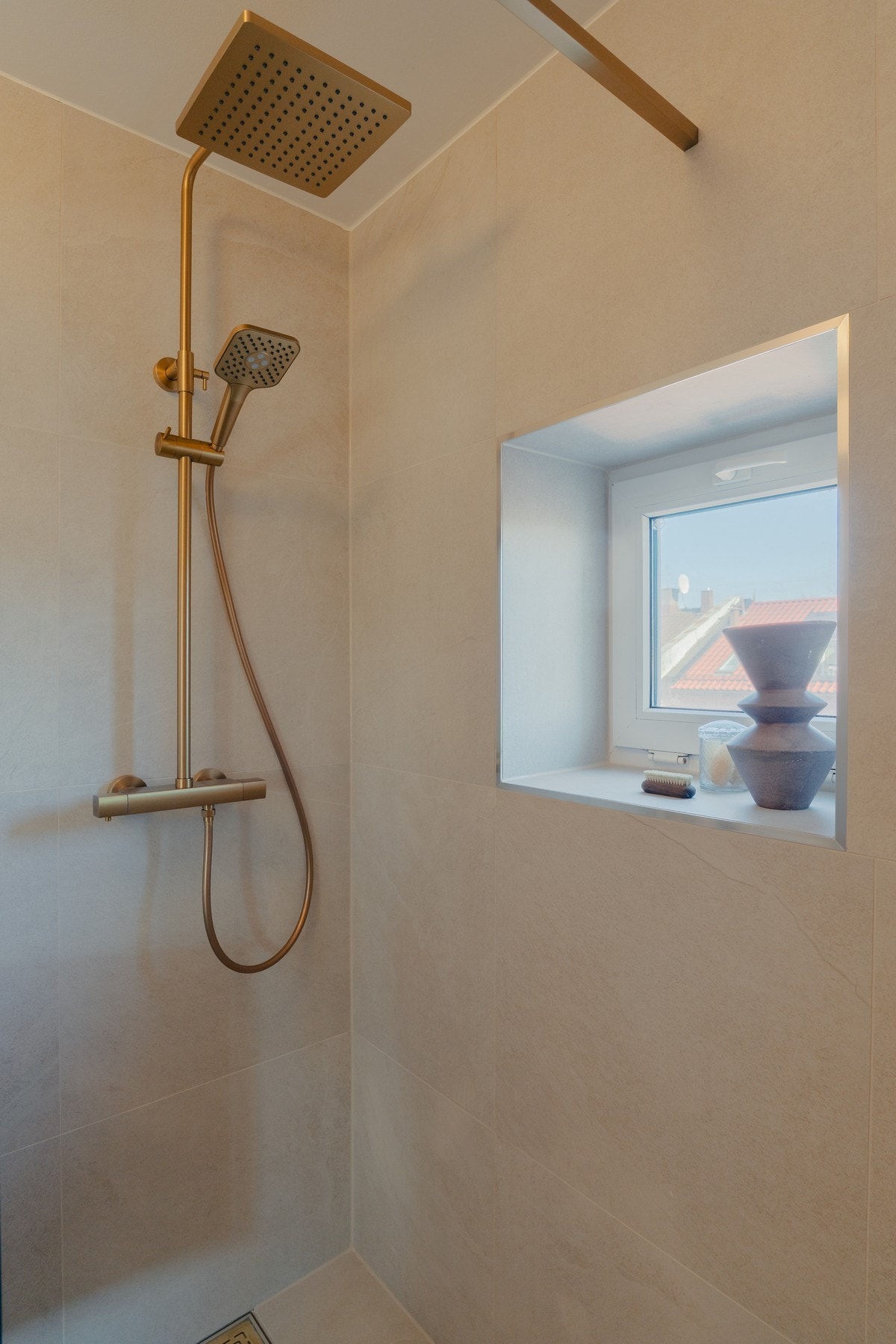 Dusjen har fastmontert dusjvegg og termostatstyrt blandebatteri med både hånd- og regnfallsdusj. Galleribilde