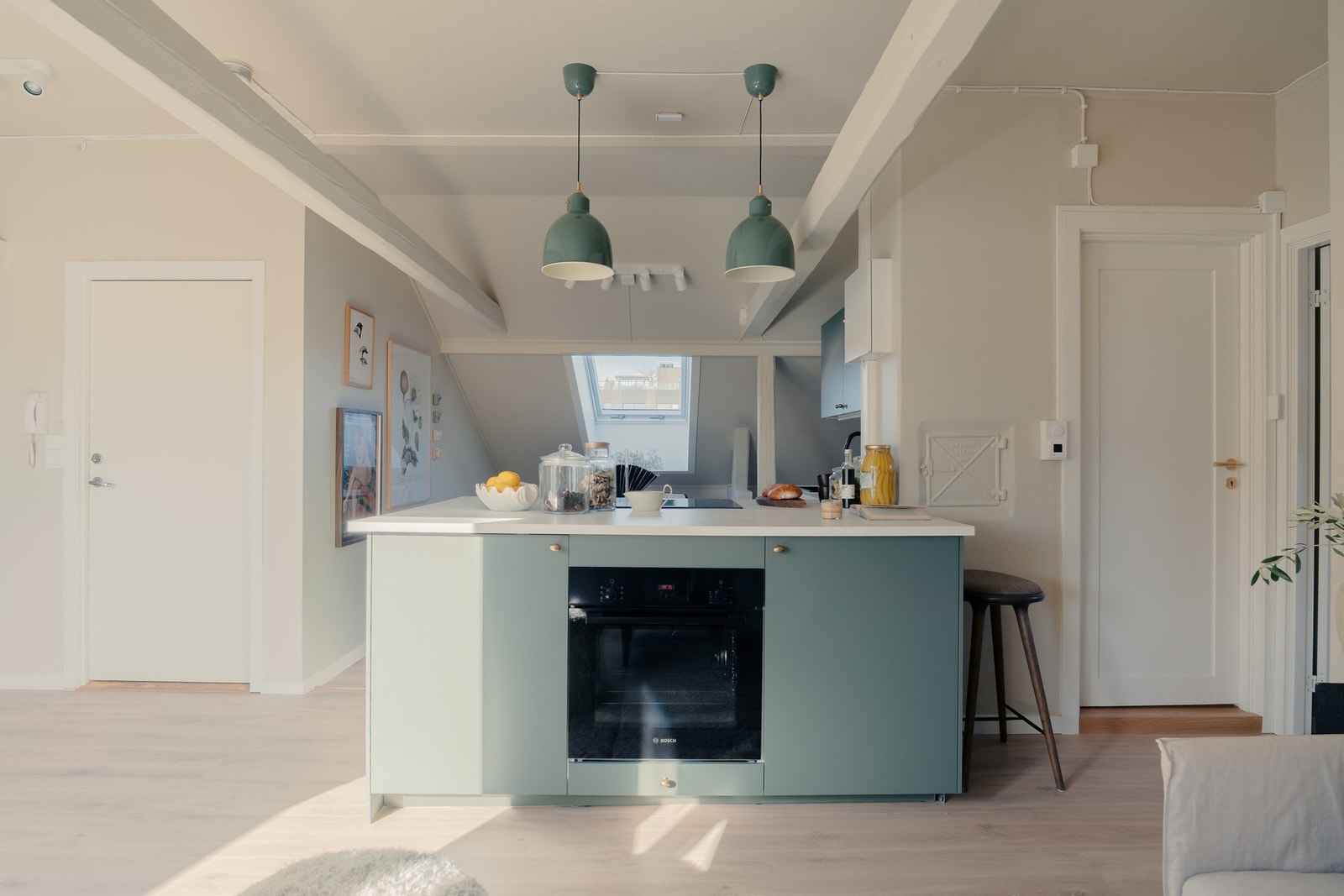 Legg merke til den svært praktiske kjøkkenøyen som gir ekstra arbeidsflate og oppbevaringsplass. Galleribilde