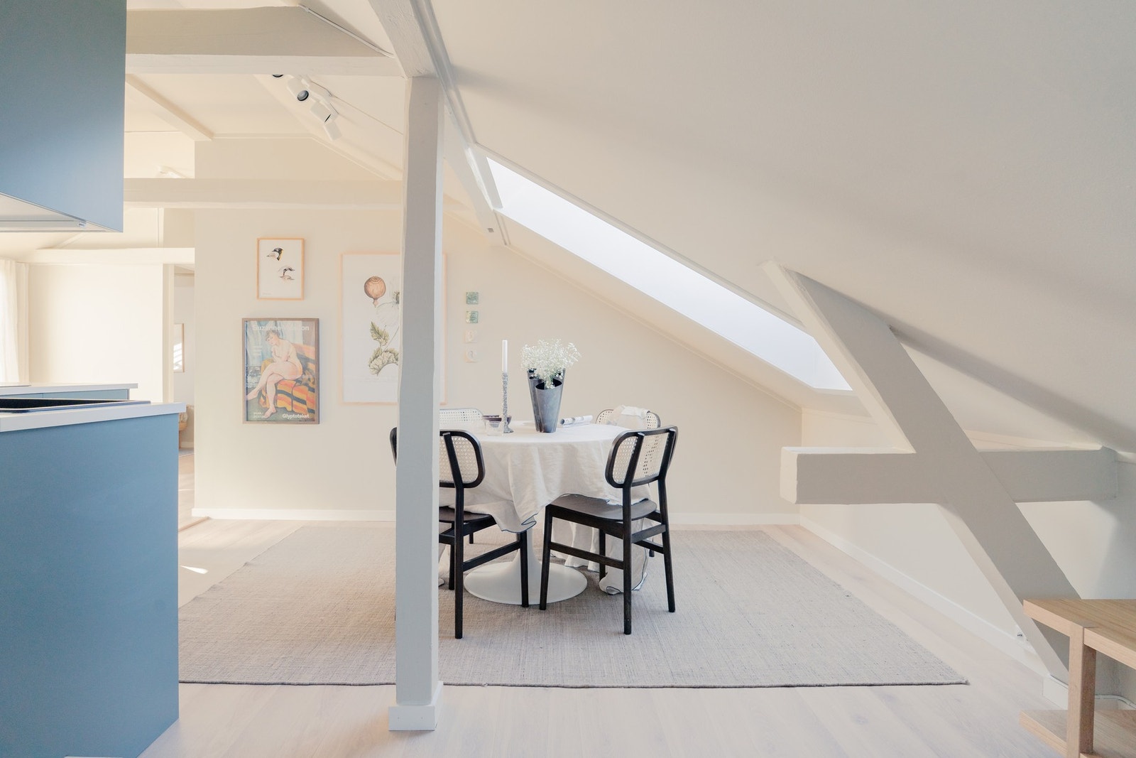 Lekre utsnitt og et vakkert lys som skifter gjennom leiligheten i løpet av dagen, og fremhever rommenes atmosfære og detaljer. Galleribilde