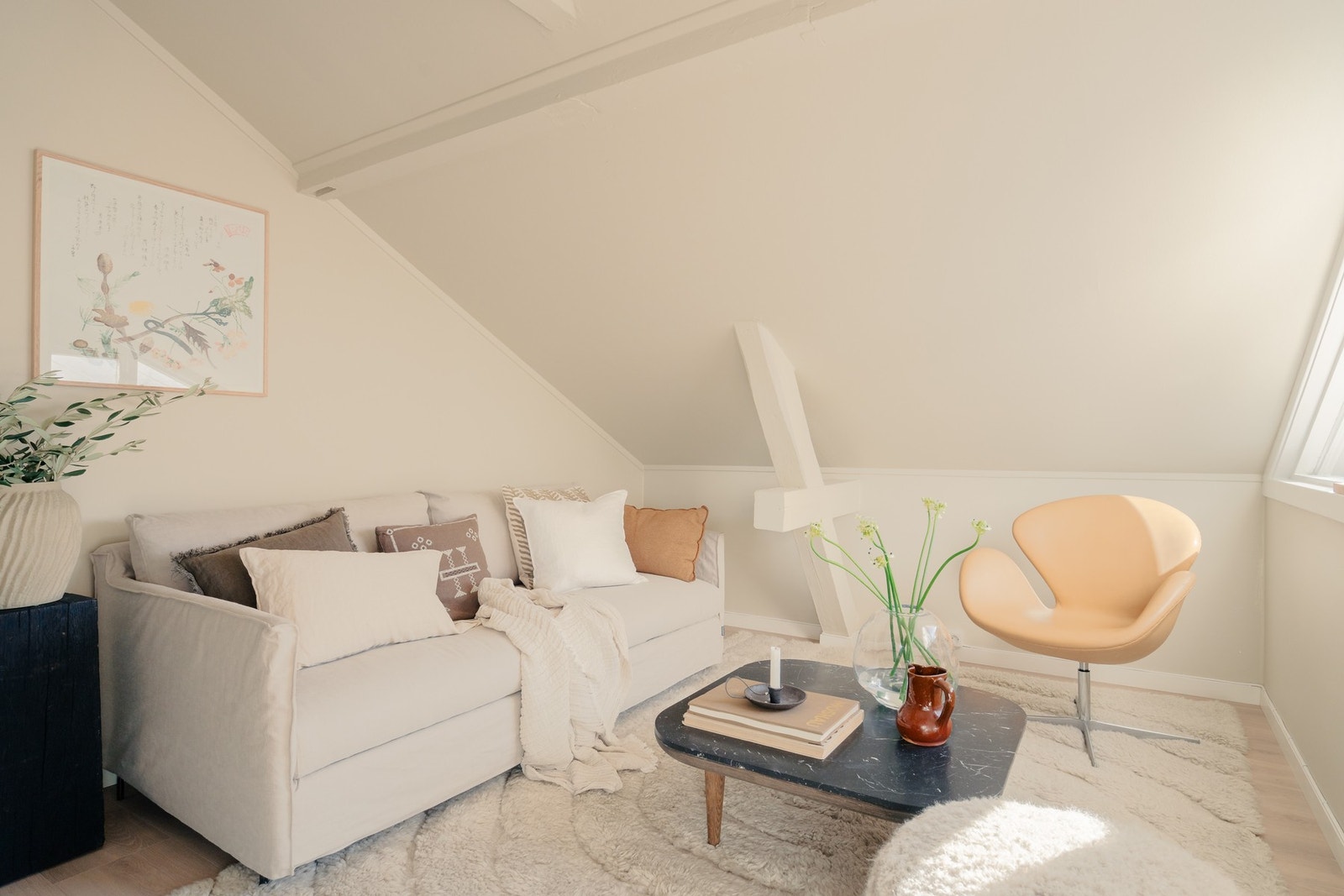 Dette er en gjennomført og tiltalende leilighet med lyse fargevalg, klassiske detaljer og det lille ekstra. Galleribilde