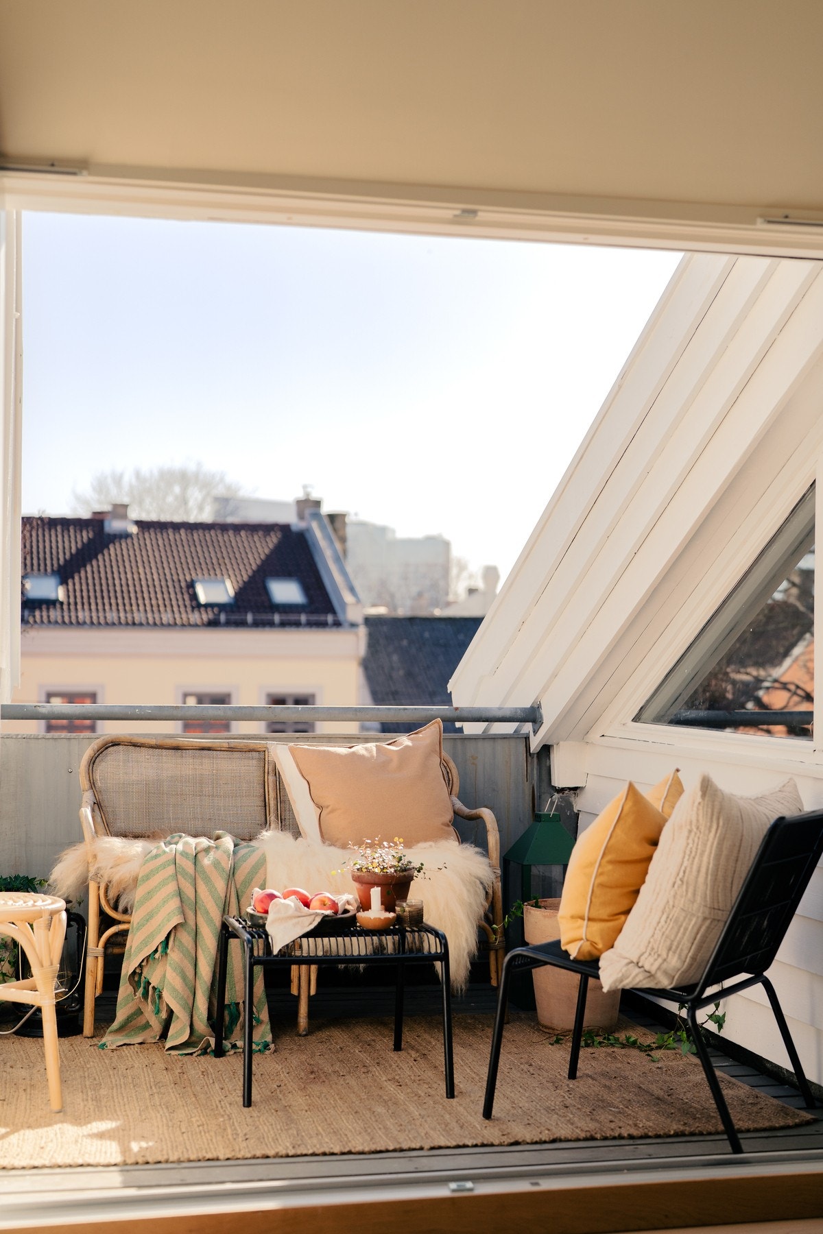 Terrassen er sørvestvendt med gode solforhold, vendt mot en rolig bakgård og med gode møbleringsmuligheter. Galleribilde