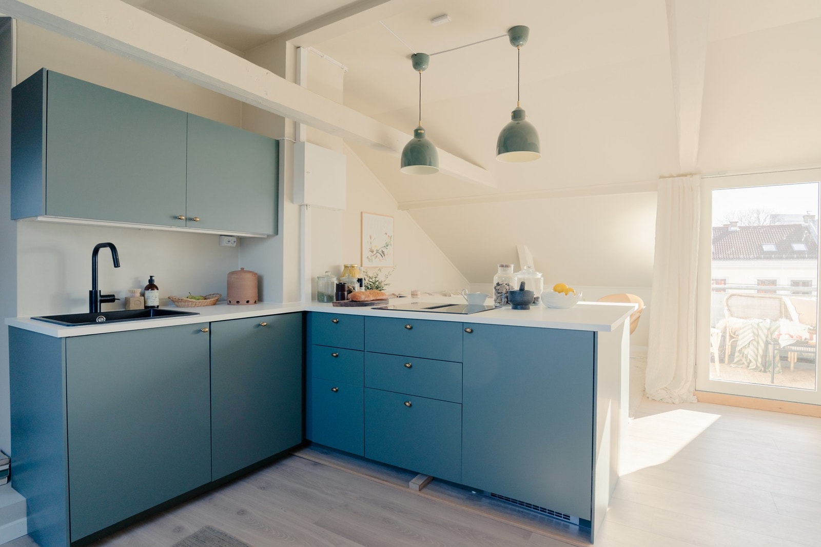 Kjøkkenet er utstyrt med integrerte hvitevarer, herunder stekeovn, platetopp, oppvaskmaskin og kjøl-/fryseskap, samt benkeventilator med kullfilter. Galleribilde