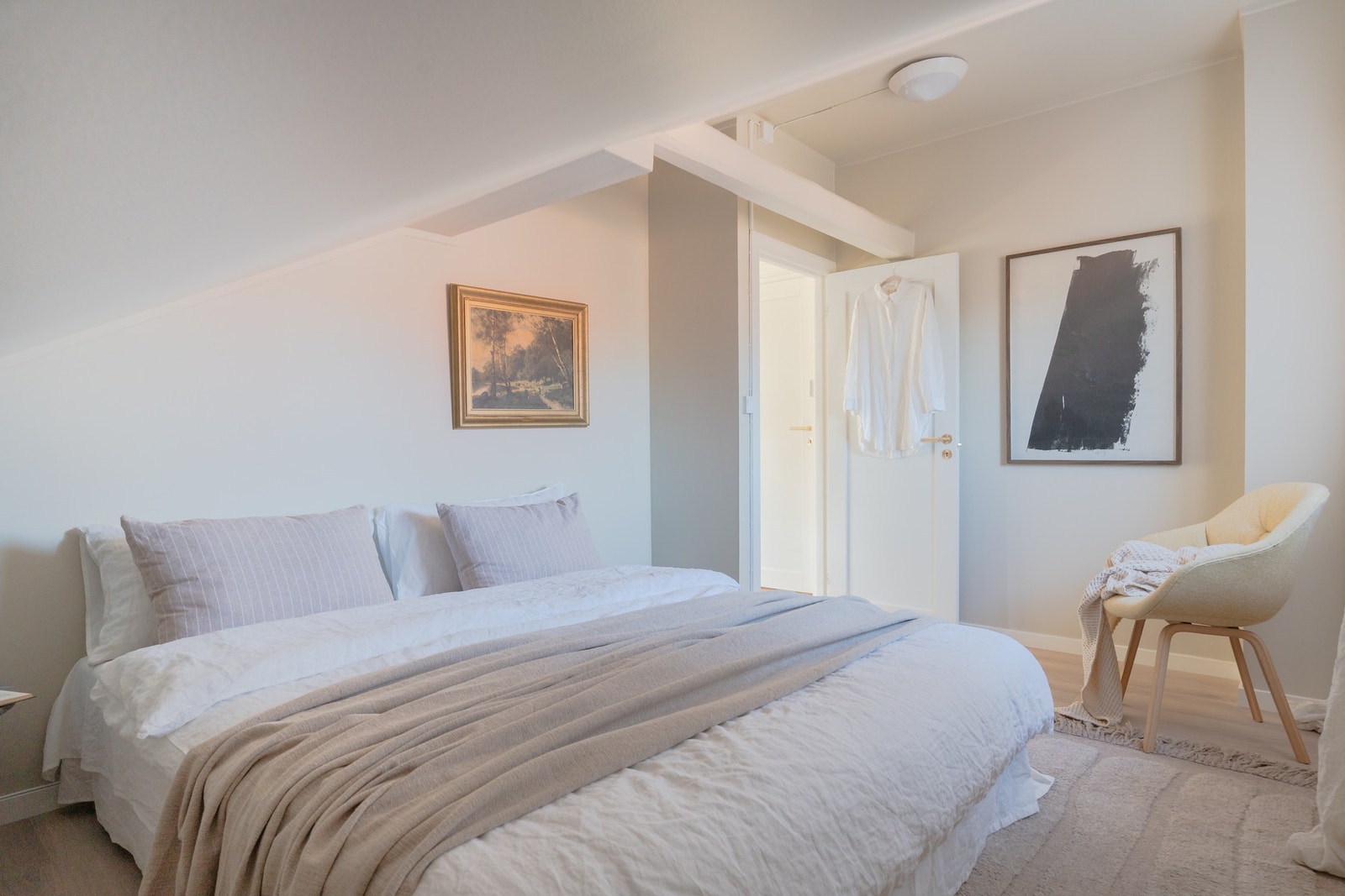 Leiligheten har to lyse og luftige soverom med gjennomgående laminatgulv og malte, glatte vegg- og takflater. Galleribilde