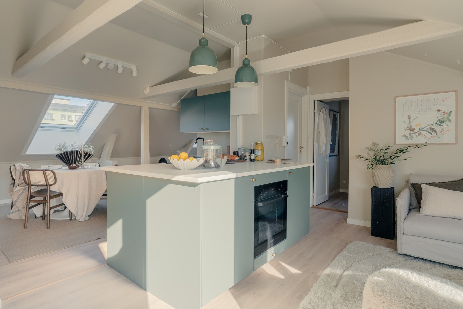 Leiligheten er gjennomgående med privat takterrasse, 2 soverom og påkostet materialvalg. Galleribilde