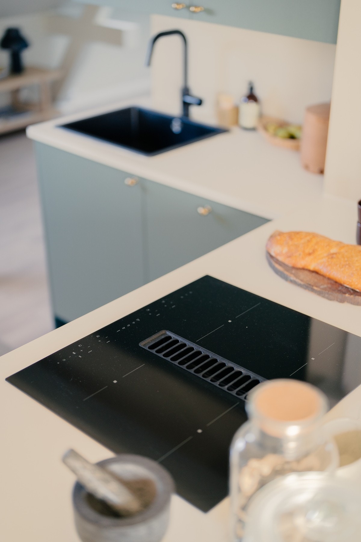 God skap- og benkeplass gjør kjøkkenet både funksjonelt og stilrent. Galleribilde