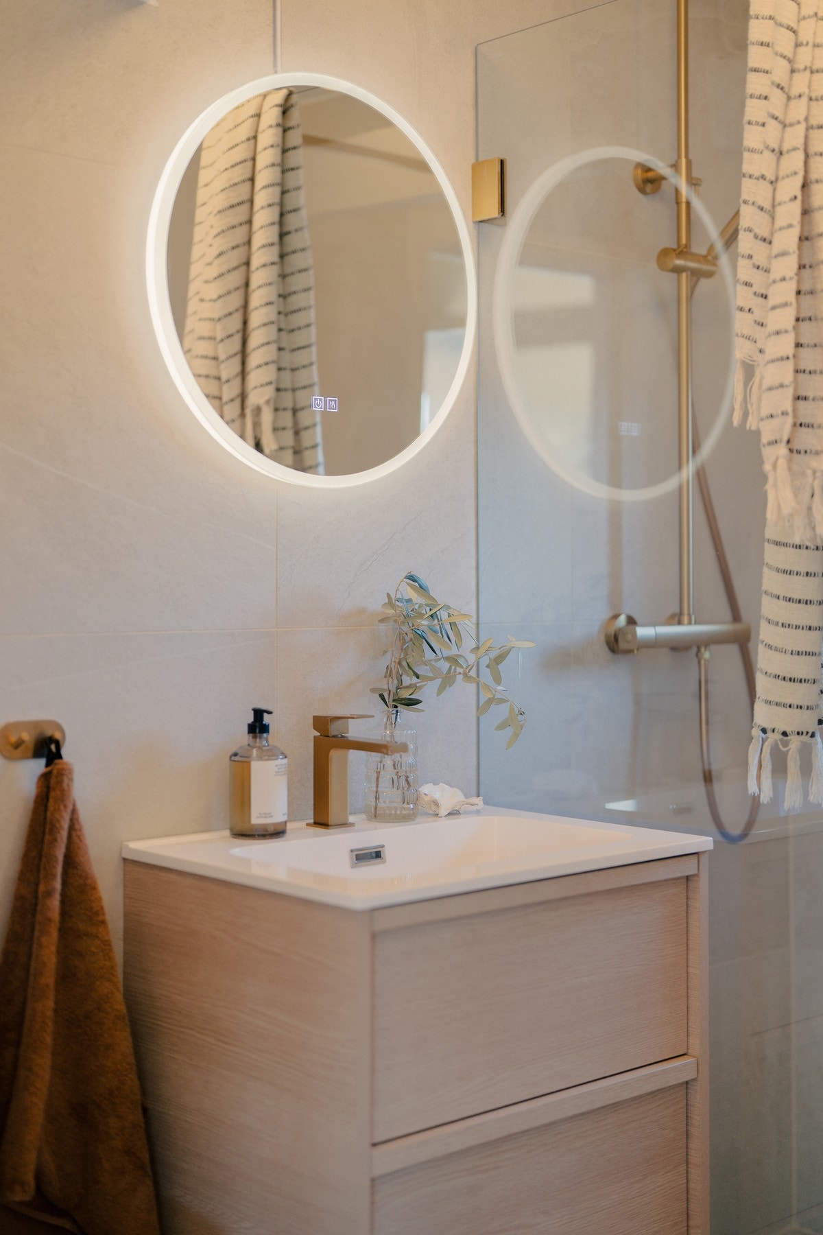 Mekanisk avtrekk sikrer god ventilasjon, og det lysmalte taket og flisene gir en lys og innbydende atmosfære. Galleribilde