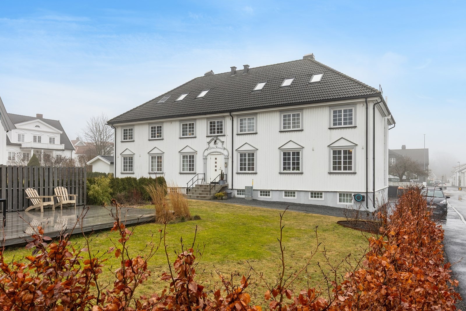 Felles eiet tomt av sameiet. Fellesområdet er pent opparbeidet med hage, prydbusker, hekk og annen beplanting. En stor, felles markterrasse gir beboerne mulighet til å nyte varme sommerdager med hyggelige naboer, venner og familie. Galleribilde