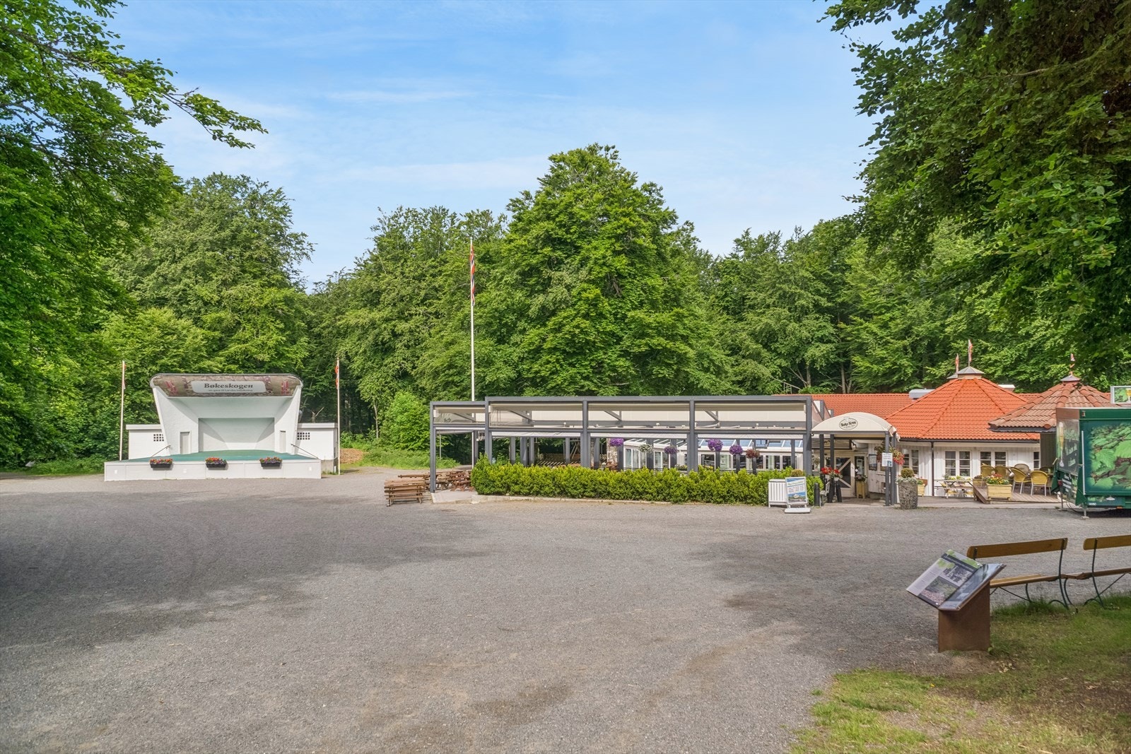 Området grenser til Bøkeskogen med en mengde turstier, kafé og kulturminner. Her finner du også en festplass med utescene. Skogen er på ca. 300 mål, rundt 1000 år gammel og et naturlig samlingspunkt for byens innbyggere. Galleribilde