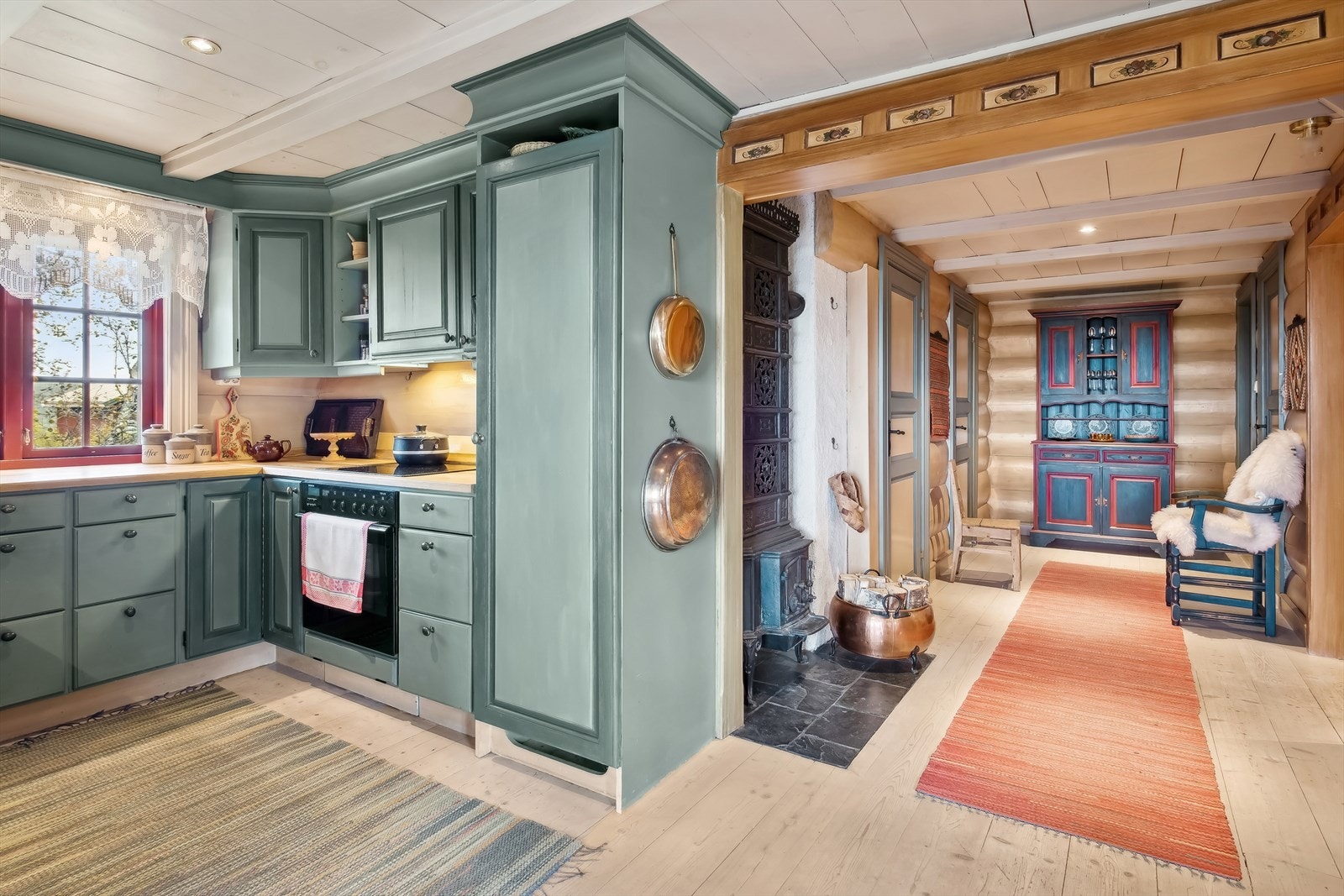 Hytta er hånd lasert og utsmykket av den kjente kunstneren Ellen Øigarden. Galleribilde