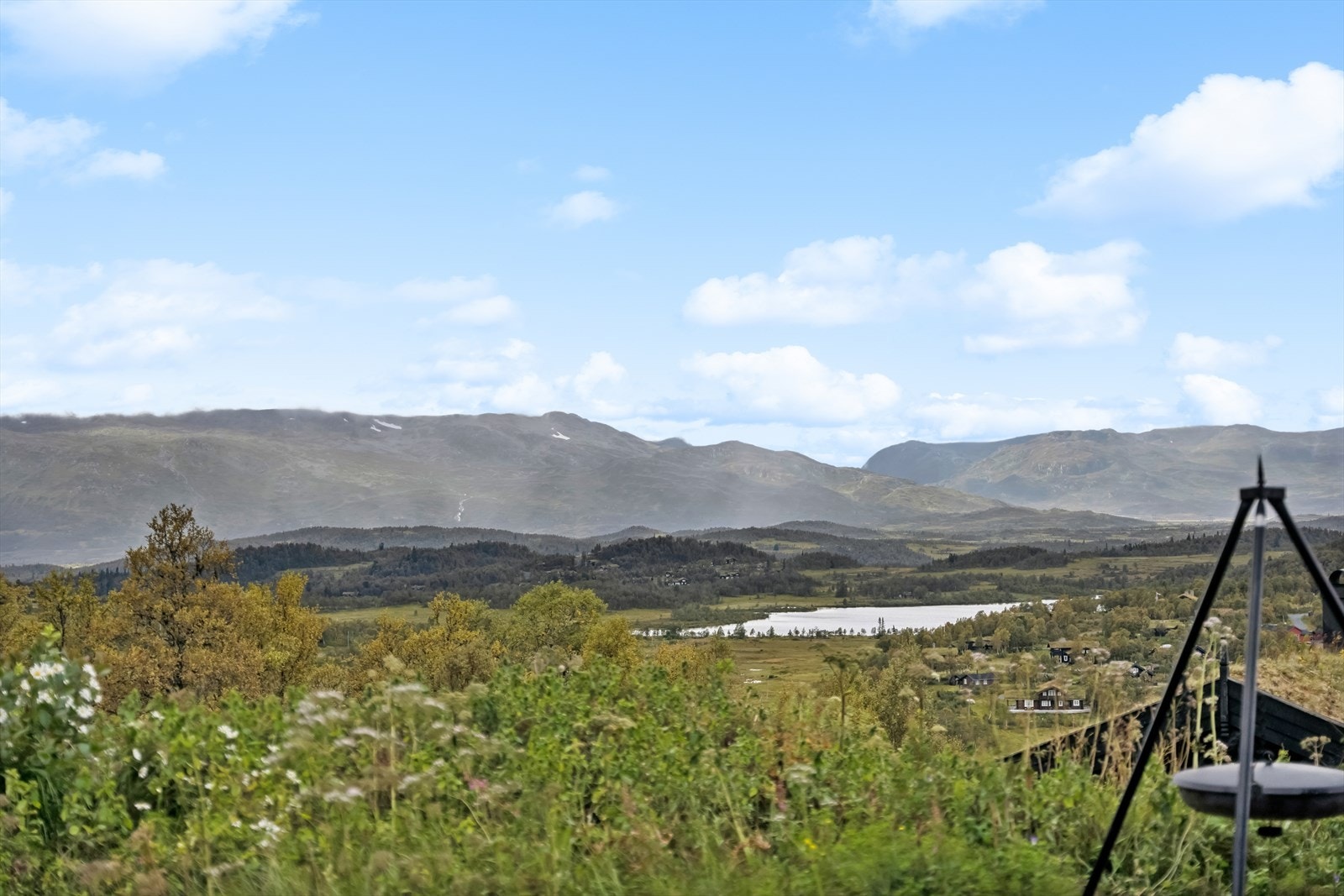 Velkommen til Silkedalsporten 52, En svært flott og unik laftehytte som går over tre plan med hele 11 sengeplasser i 2 soverom, 2 hemsrom og anneks. Galleribilde
