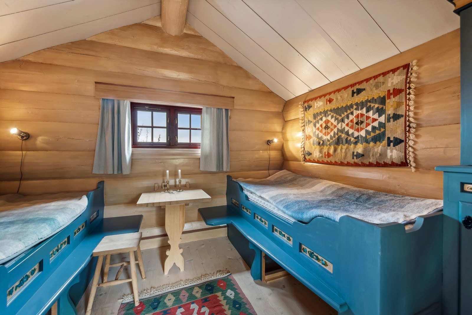 Anneks er koselig innredet med to senger og et toalettrom. Her har du god plass med plassbygde skap og senger. For behagelig komfort er det installert varme i gulv. Galleribilde