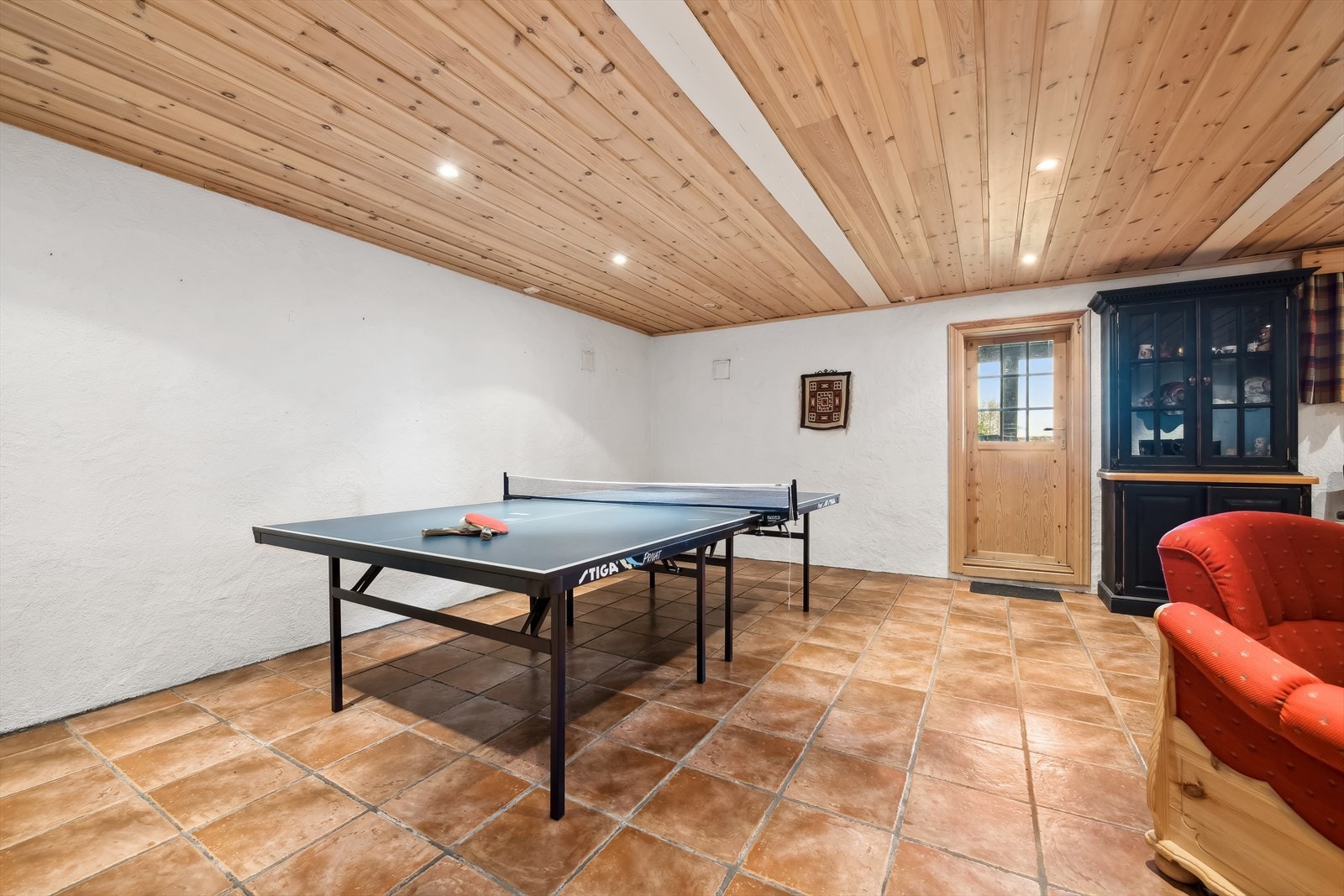 Stor kjellerstue med utgang ut. Galleribilde