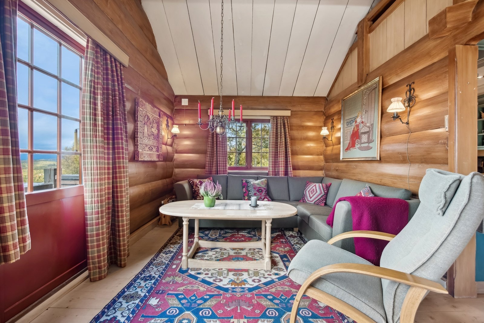 Stuen kan innredes fleksibelt og kan enkelt deles inn i ulike soner for å tilpasses ulike behov og aktiviteter. Salongen er plassert i en hyggelig krok hvor man kan trekke seg tilbake og slappe av i ro og fred. Galleribilde