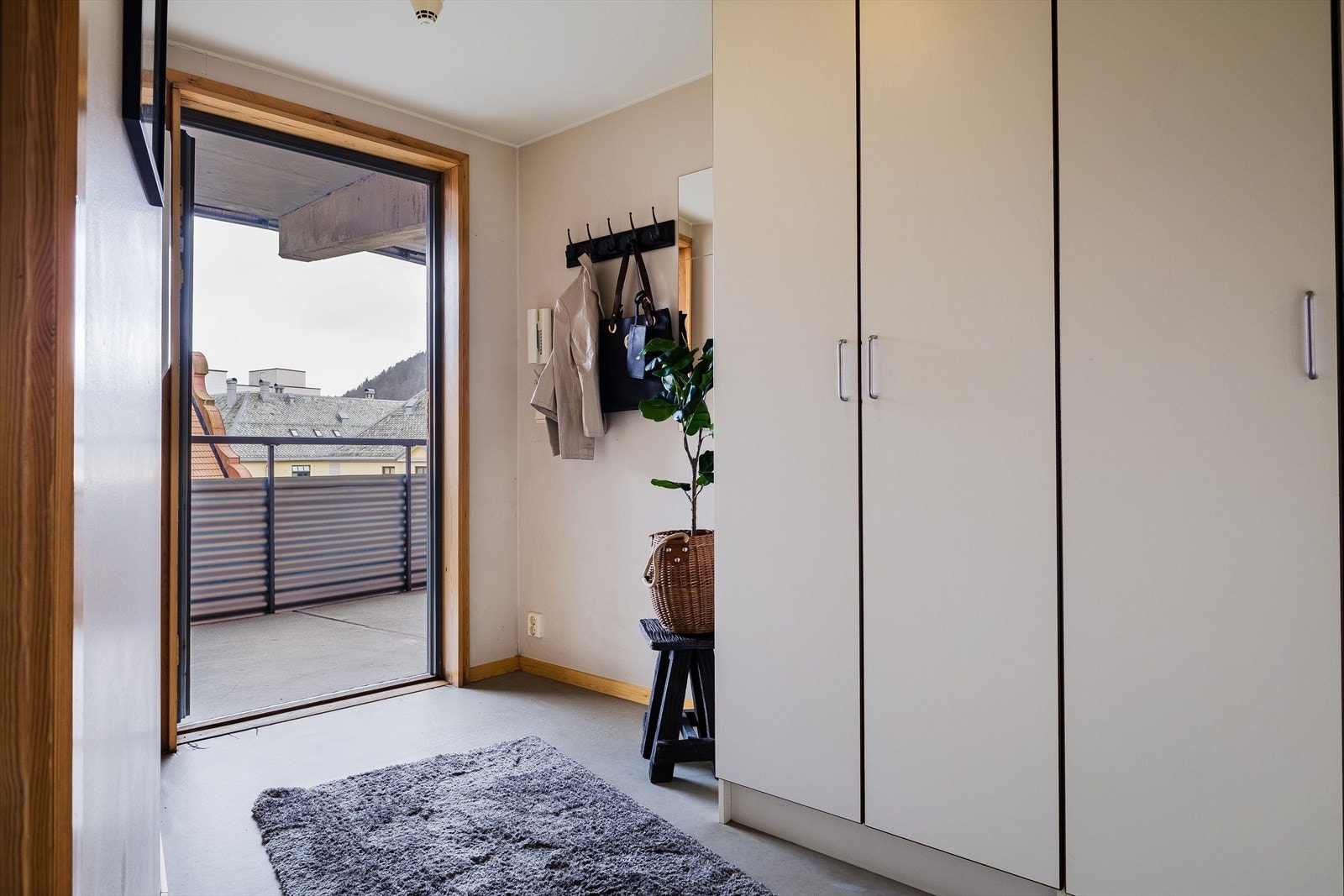 God plass i entre til garderobeskap Galleribilde