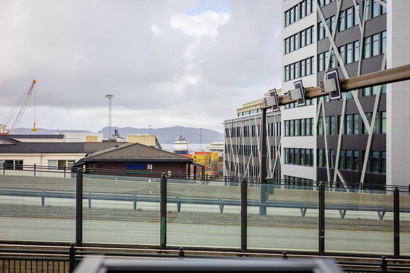 Utsikten fra stuevindu er mot Puddefjordsboen og videre mot Laksevåg og litt sjøutsikt Galleribilde