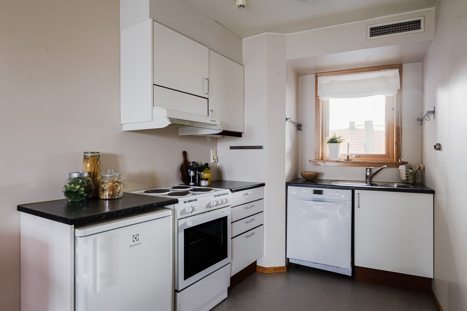 Enkel kjøkkeninnredning med hvitevarer Galleribilde