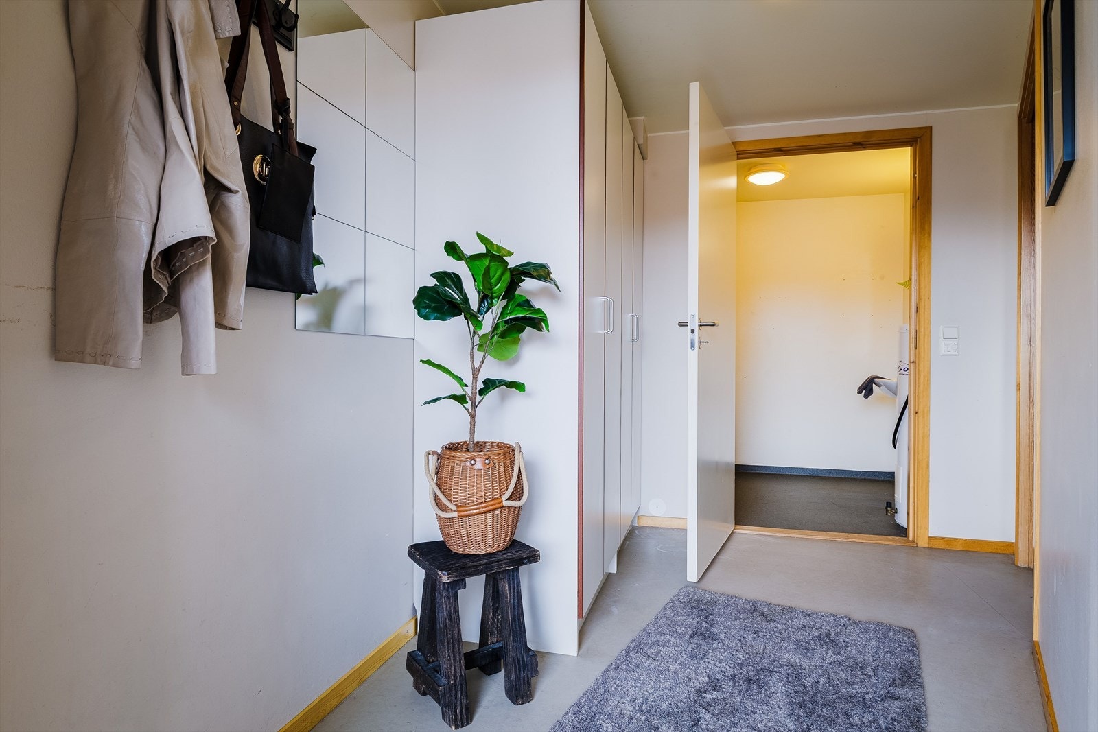 Entre med god plass til oppbevaring Galleribilde