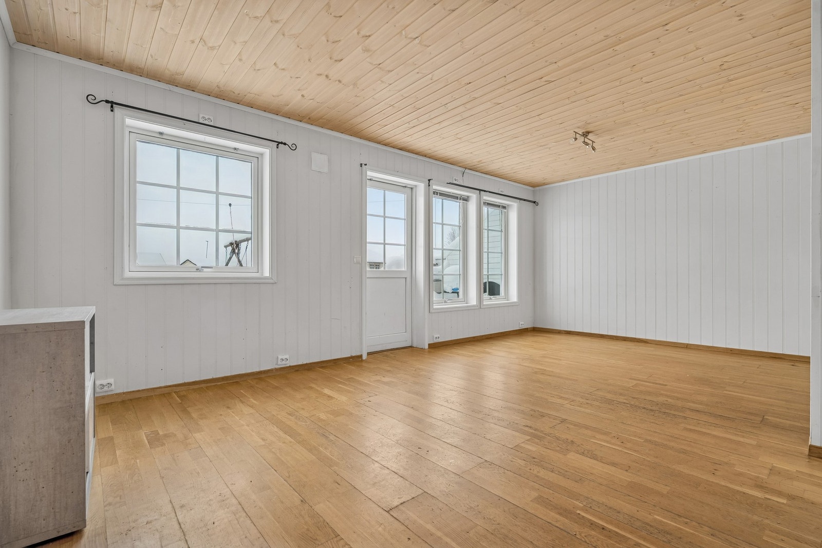 Stuen er av romslig størrelse Galleribilde