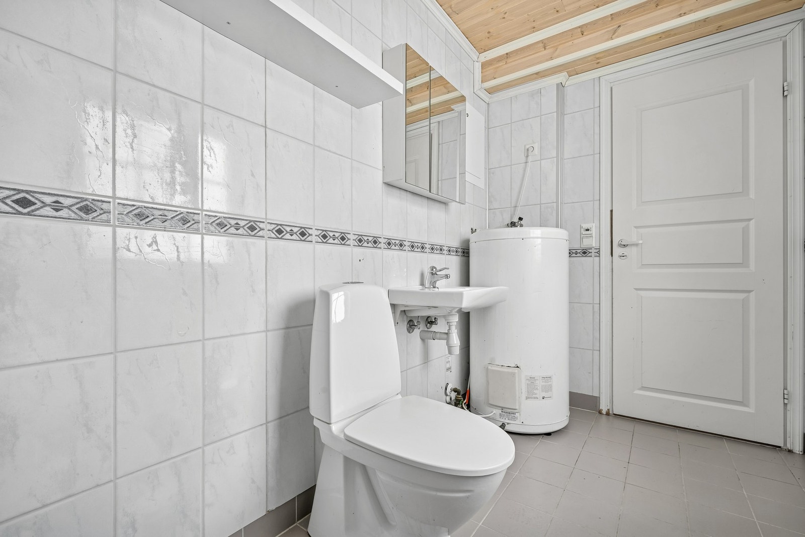 Rommet har flislagt gulv med varme Galleribilde