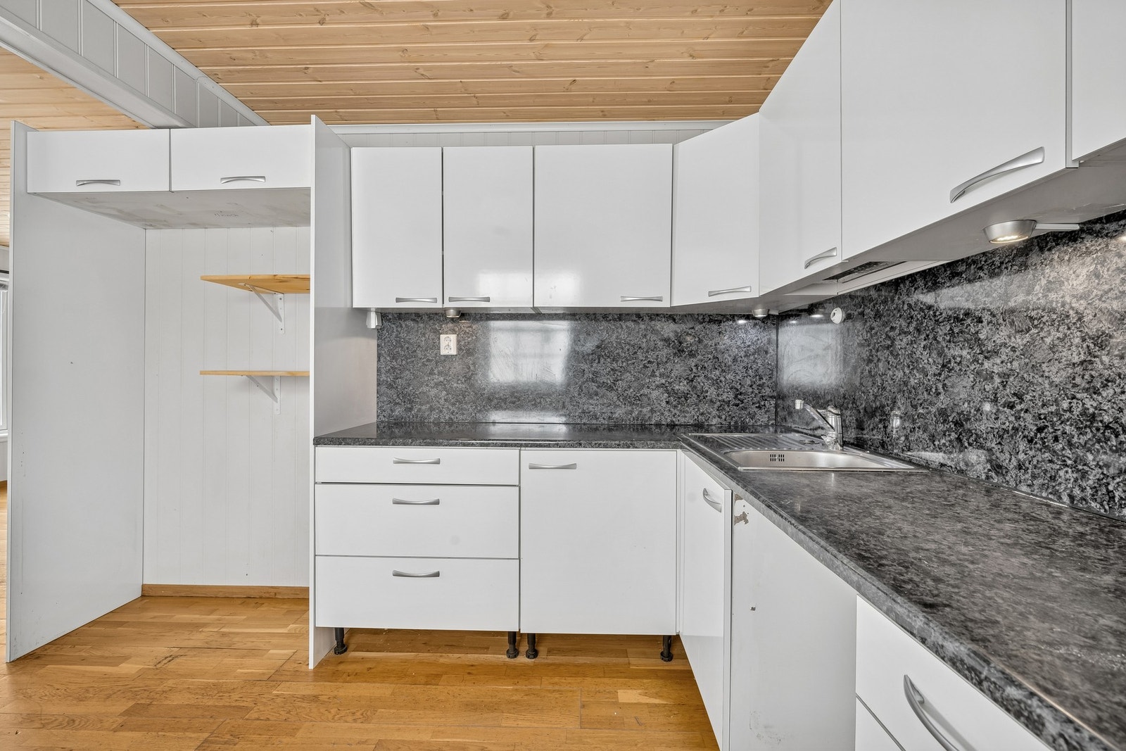 Kjøkkenet har hvite tidløse fronter Galleribilde