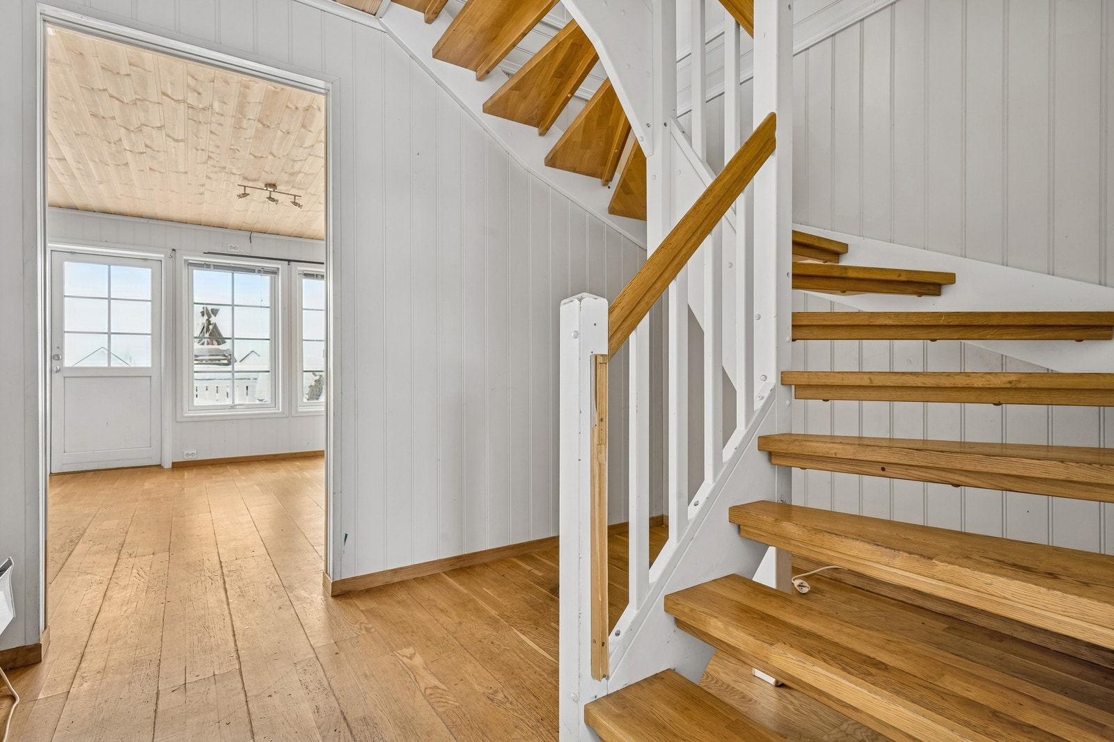 Hall med plass for oppbevaring under trapp Galleribilde