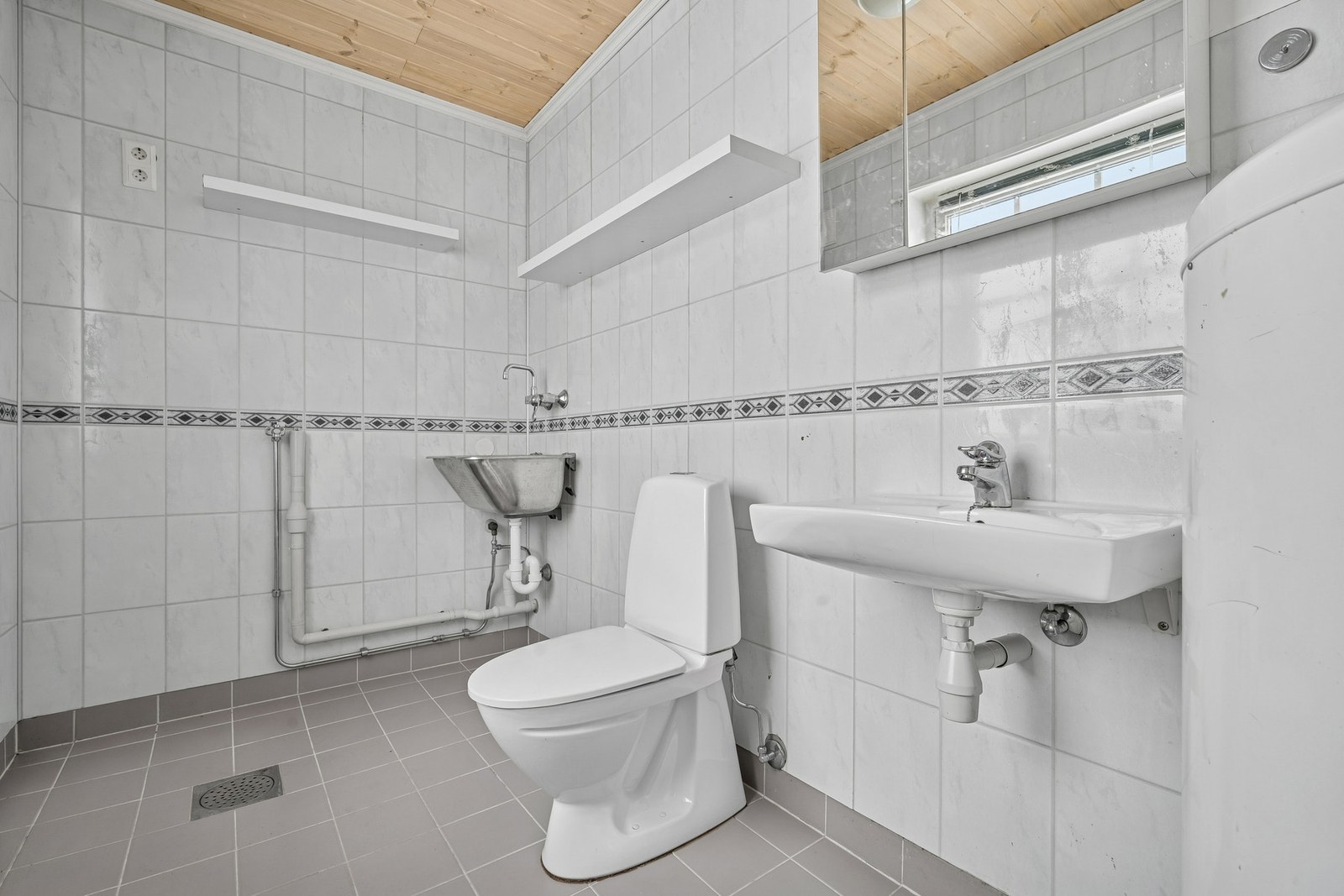 I 1.etg. finner du et vaskerom med toalett og servant. Galleribilde