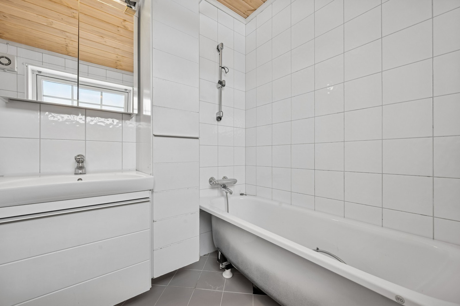 Flislagt bad med badekar og dusj på vegg Galleribilde