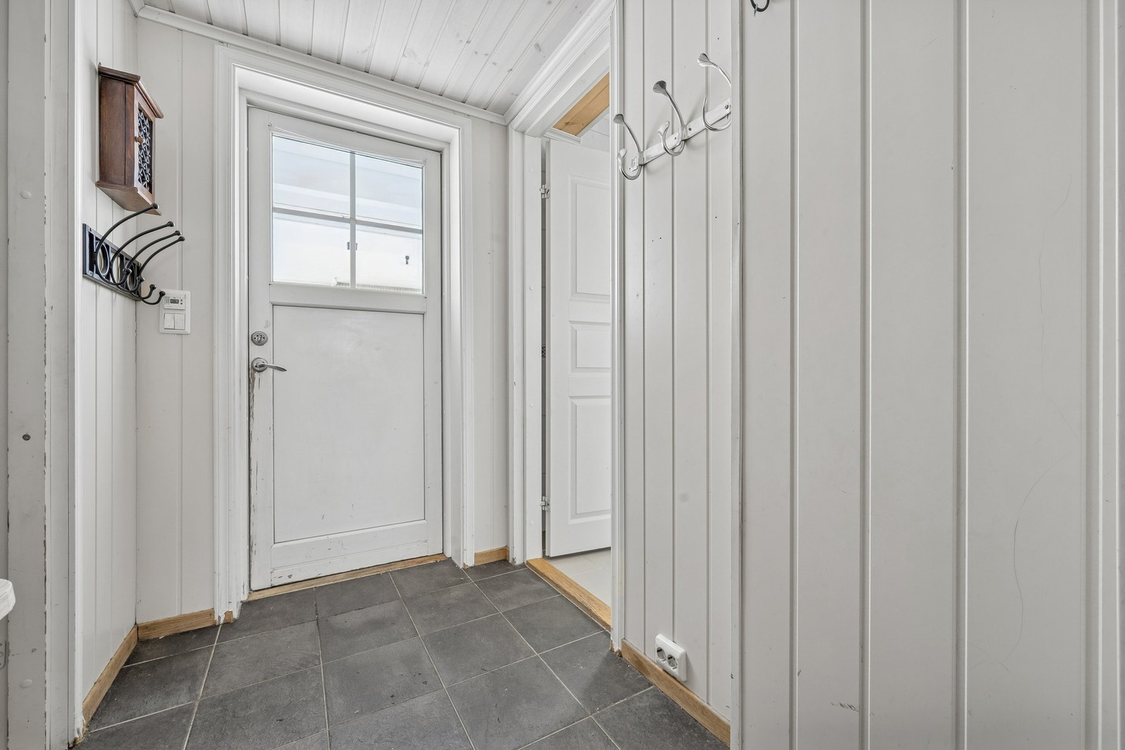 I vindfanget er det flislagt gulv med varme Galleribilde