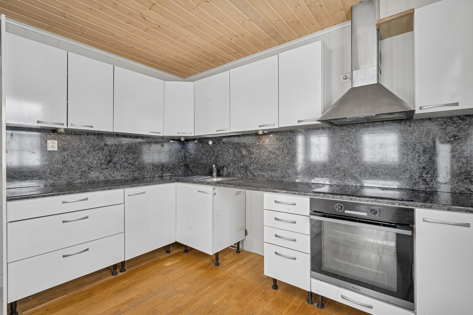 Det er godt med skap - og benkeplass på kjøkkenet Galleribilde