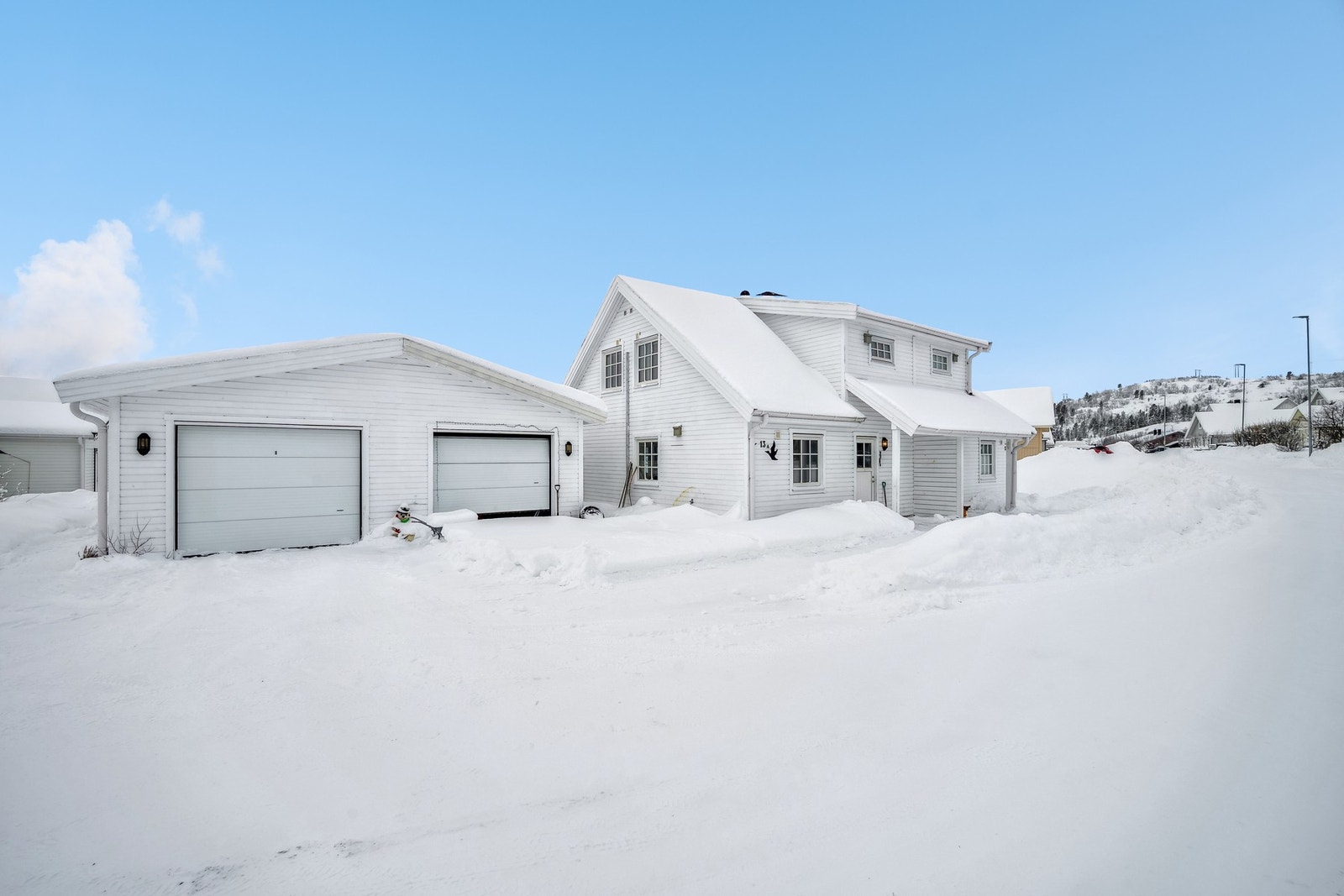 Velkommen til Porsveien 13 A - Halvpart av vertikaldelt bolig med garasje Galleribilde