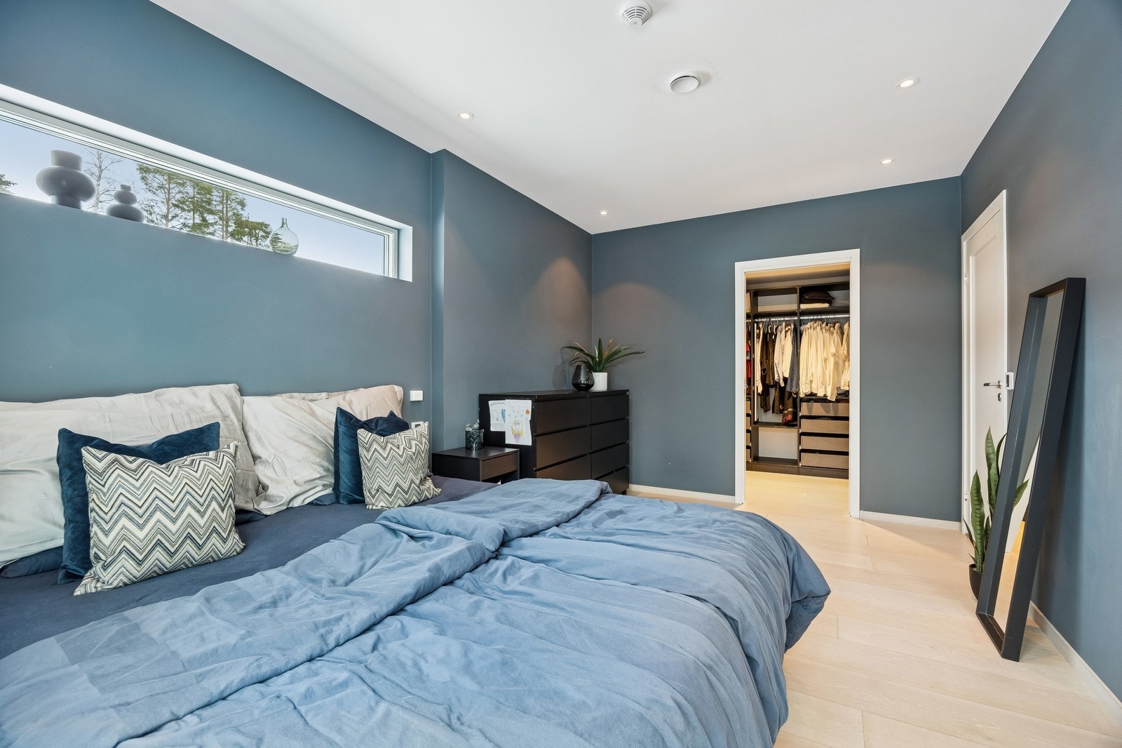 Hovedsoverom med walk-in closet. Galleribilde