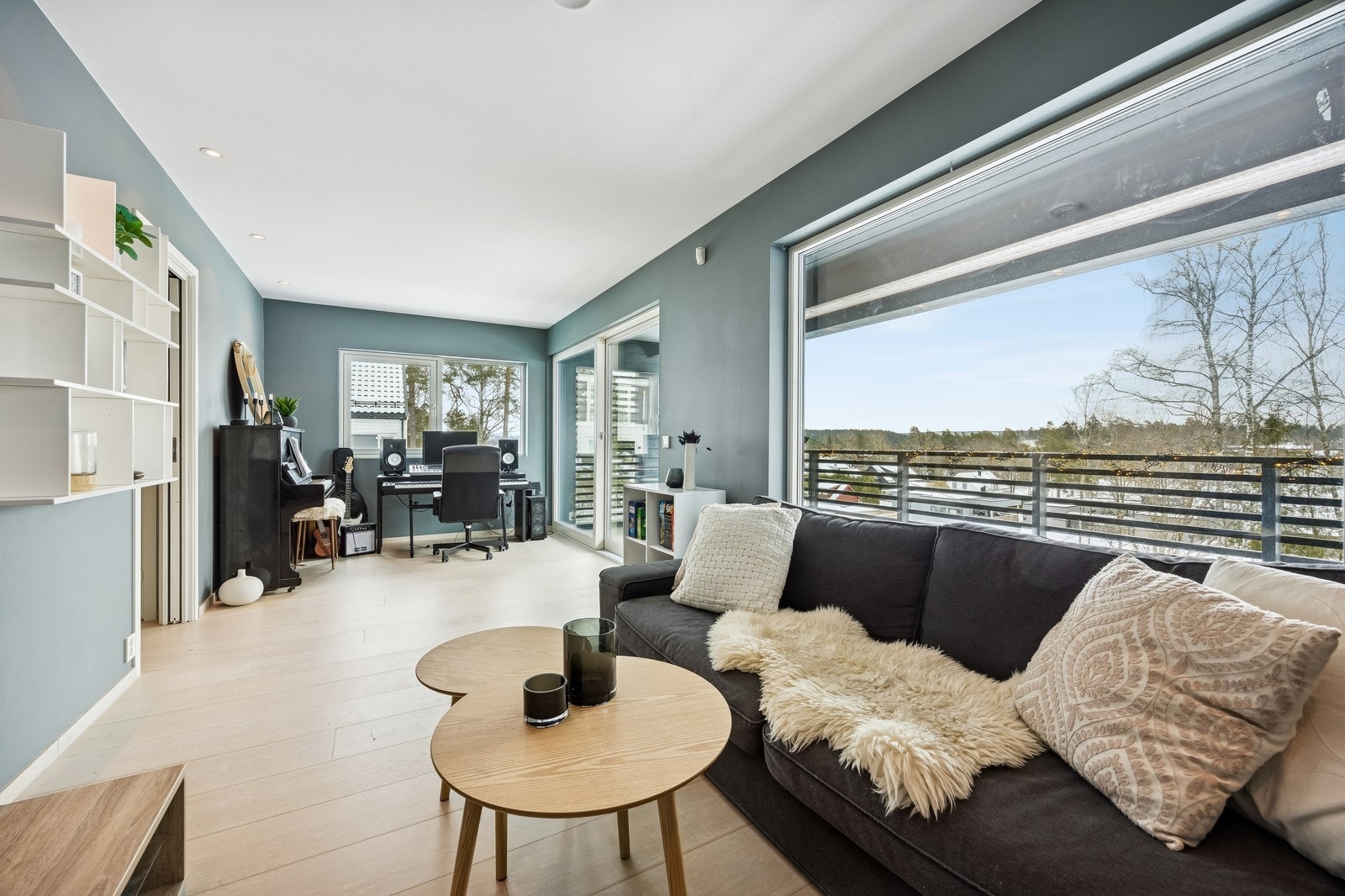 Soverom 6/ stue i 2 etasje med utgang til stor balkong. Galleribilde