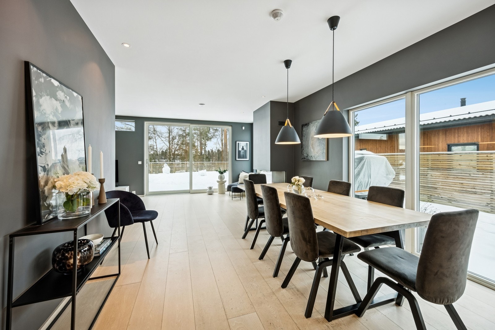 Stor stue med plass til spisestue. Galleribilde