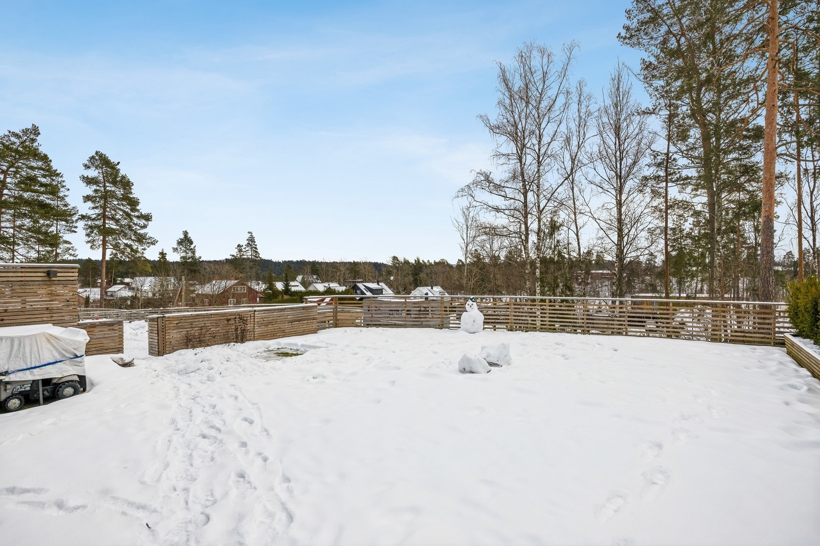 Stor hage med boltreplass for de minste. Galleribilde
