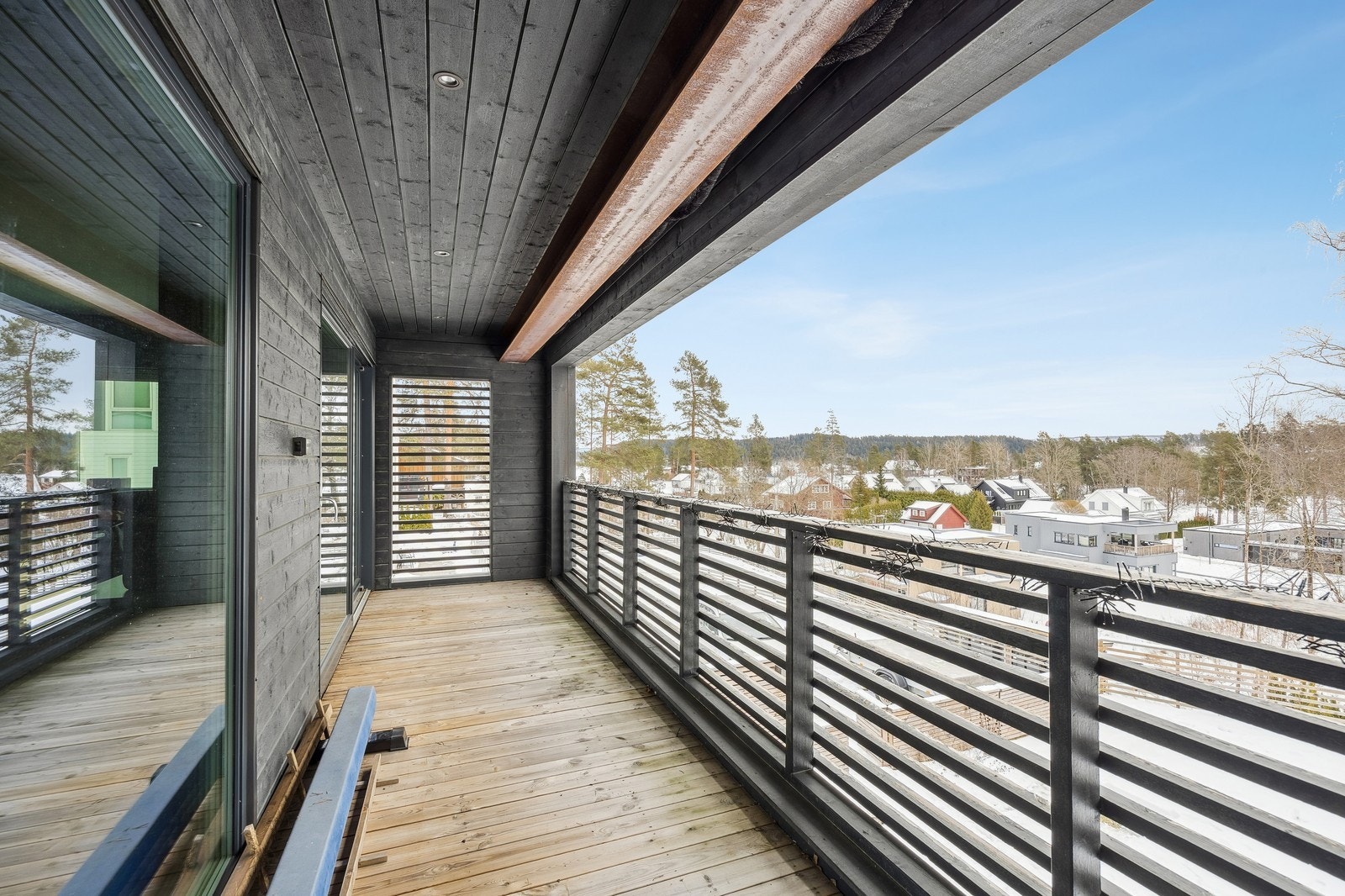 Solrik balkong i 2 etasje med utsikt mot sjøen. Galleribilde
