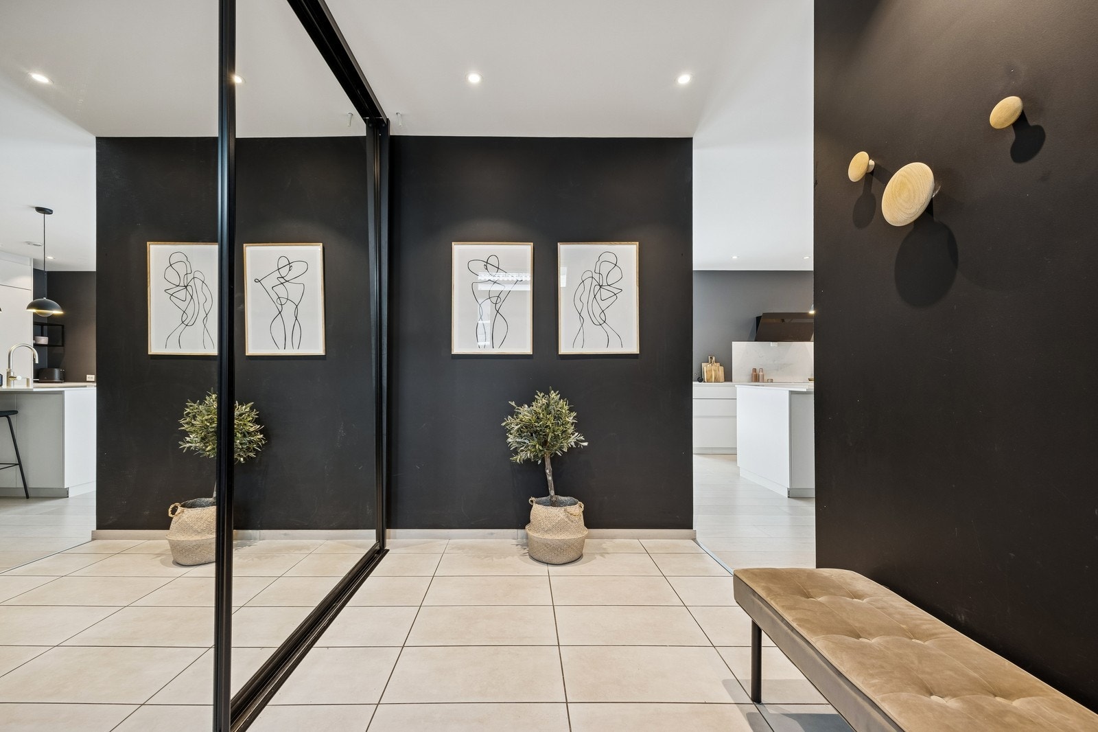 Romslig flislagt gang med varmekabel og dobbel skyvedørsgarderobe. Galleribilde