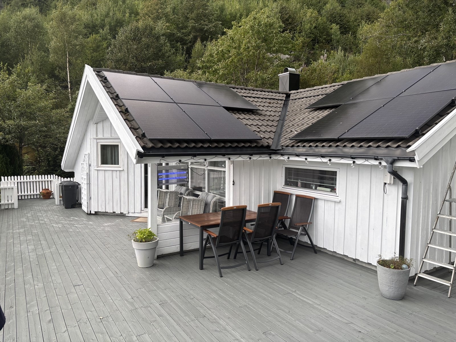 Bilde av hytta etter at solcelleanlegg ble montert på taket. Galleribilde