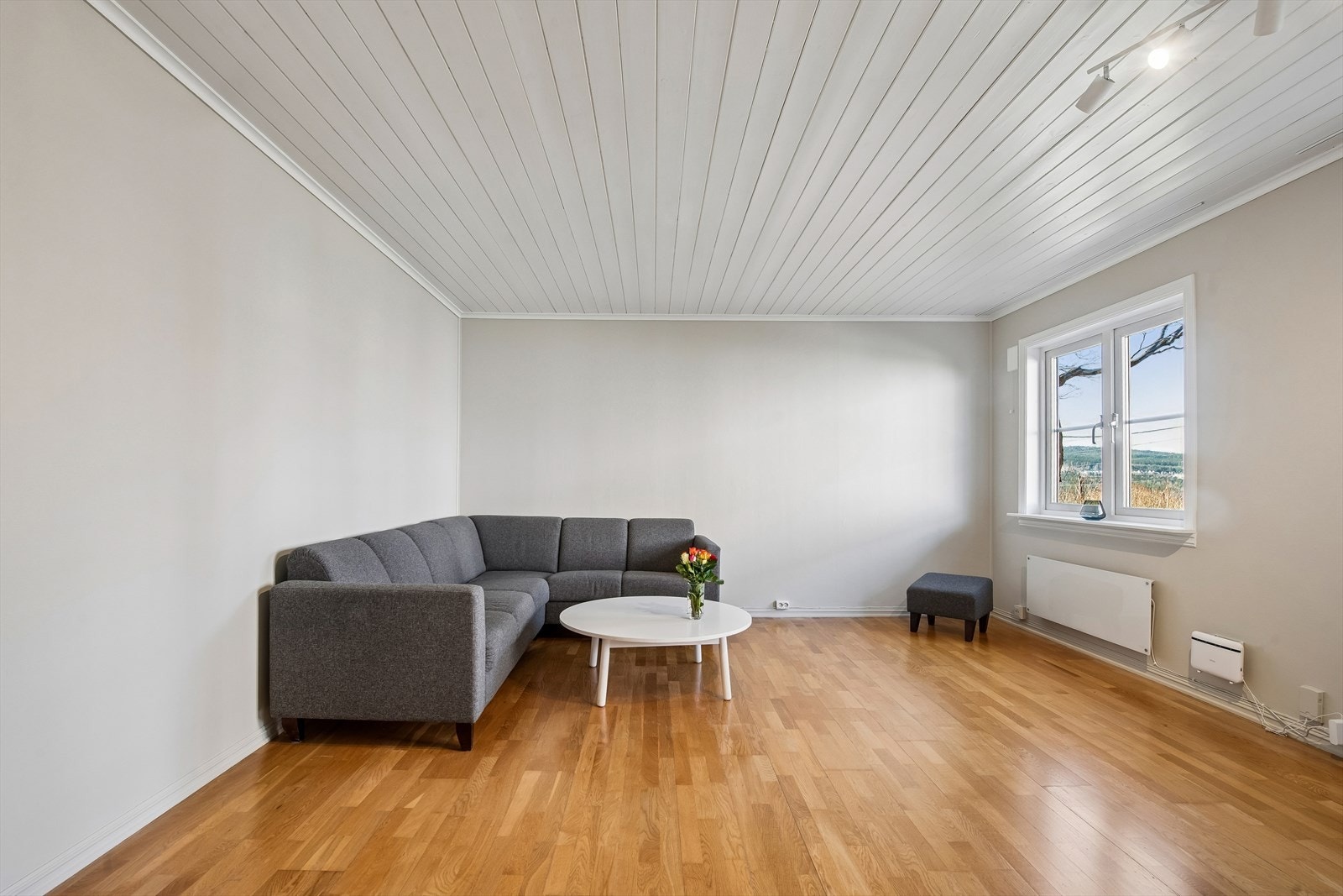 Stuen varmes opp med panlelovn. Galleribilde