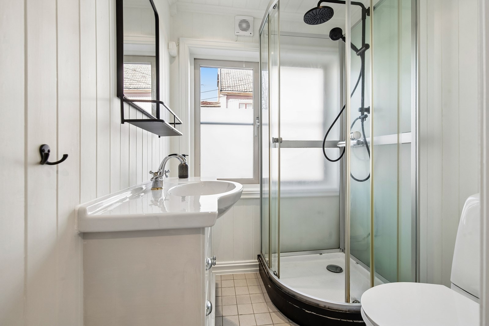 Badet inneholder toalett, baderomsinnredning og dusjkabinett. Galleribilde