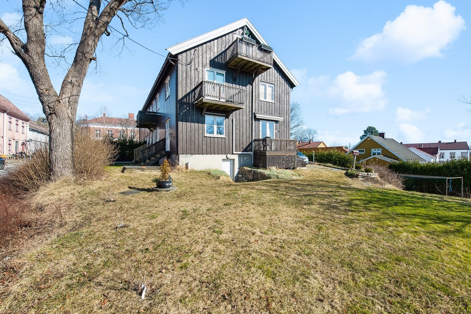 Det er biloppstillingsplass i bakgården. Galleribilde