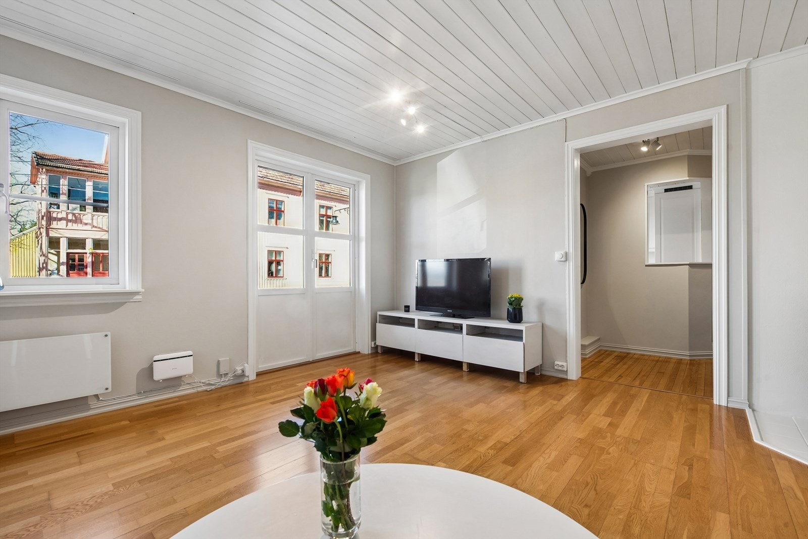 Koselig stue med vinduer ut mot Storgata. Galleribilde