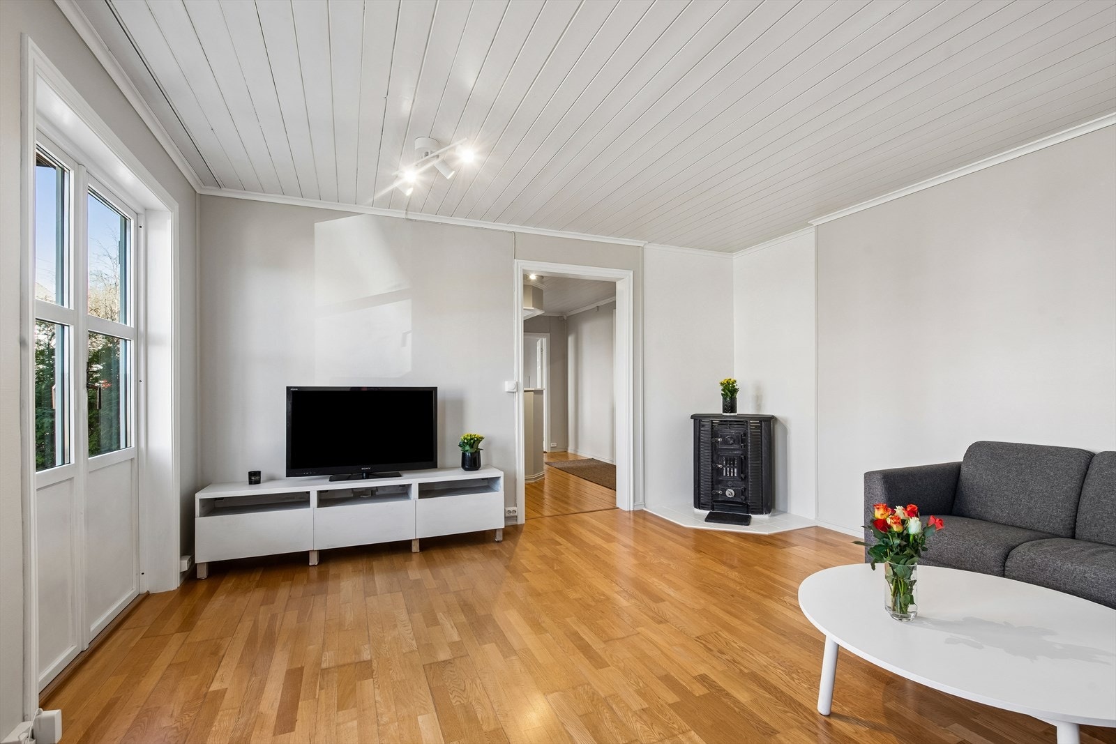 Stuen har vindu og dobbel terrassesør som slipper inn rikelig med naturlig lys. Galleribilde
