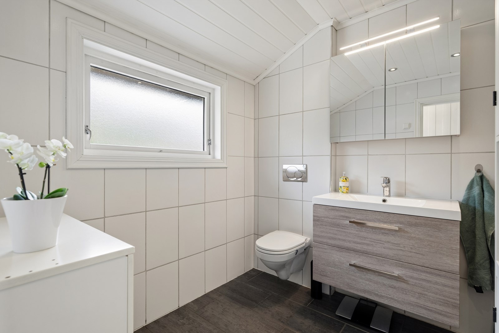 Rommet er innredet med baderomsinnredning med
heldekkende servant, vegghengt toalett og dusjhjørne. Galleribilde