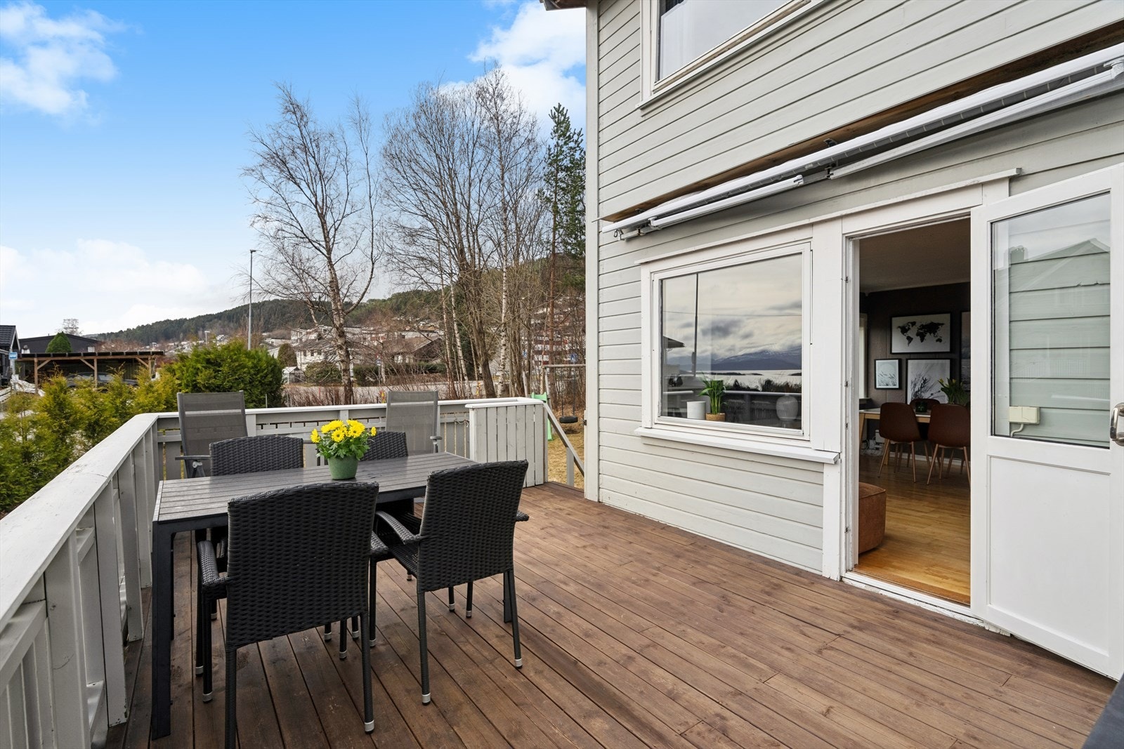 Terrassen byr på rikelig plass til behagelige hagemøbler, slik at du enkelt kan skape en hyggelig uteplass for både avslapning og solrike dager. Galleribilde