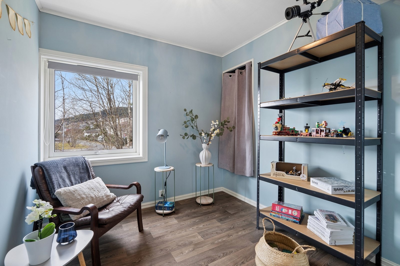 Soverom 2 er i dag innredet som en ekstra stue. Galleribilde