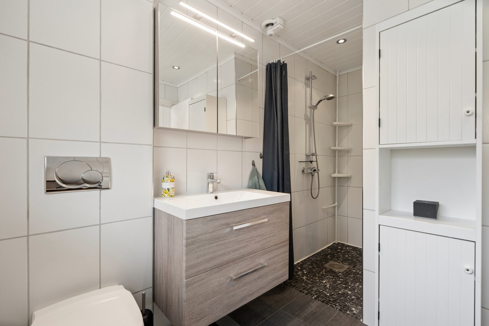 I loftsetasjen finner du et flislagt baderom som varmes opp med elektriske varmekabler. Galleribilde