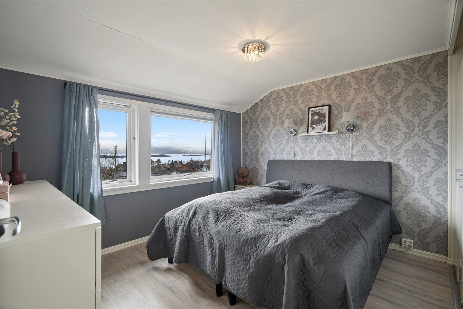 Fra soverommet kan du nyte en flott og åpen utsikt, som gir rommet en behagelig og luftig atmosfære. Galleribilde