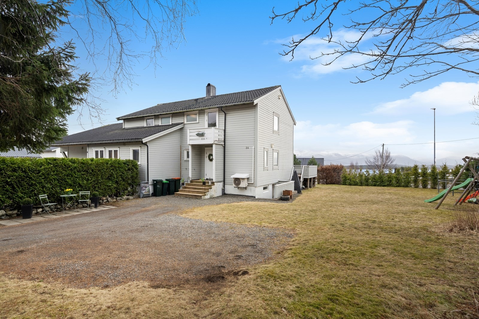 Halvpart av tomannsbolig beliggende i et veletablert og attraktivt boligområde som kombinerer nærhet til byens fasiliteter med en fredelig og familievennlig atmosfære. Galleribilde