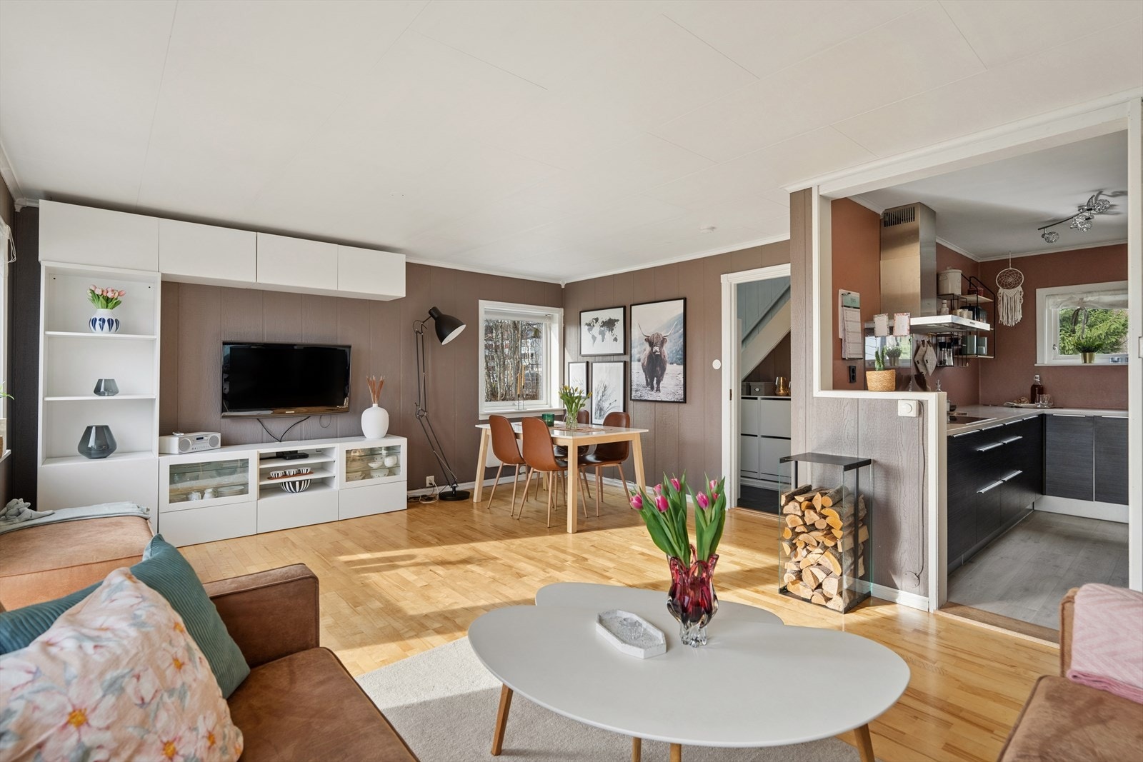 Her får du rikelig plass til både en komfortabel sofagruppe og et romslig spisebord, perfekt for hyggelige måltider, sosiale sammenkomster og hverdagskos. Galleribilde