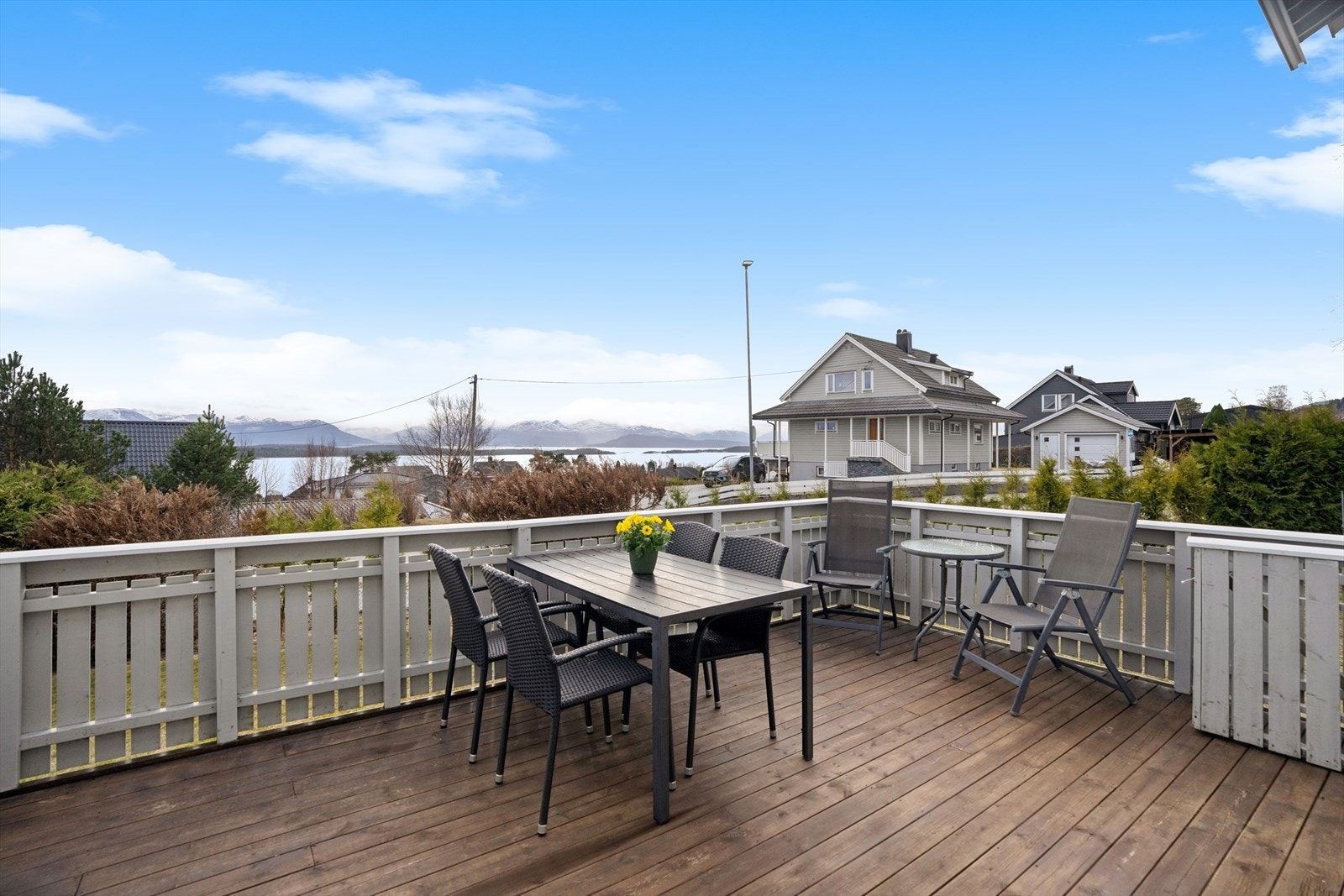 Nyt solrike dager på terrassen. Galleribilde